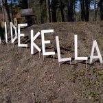 Taidekellarin pihalla